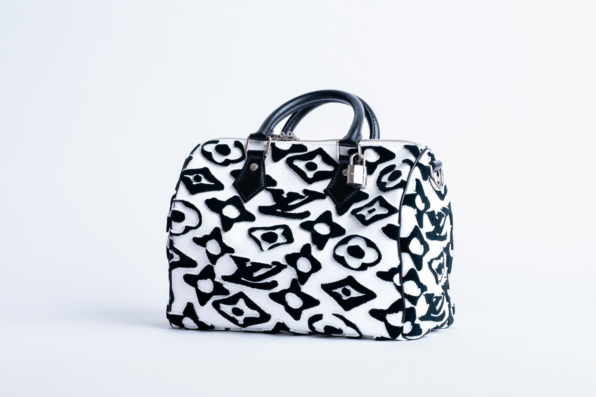 Location et vente de vêtements et sacs à main de luxe chez Yvette Showroom
