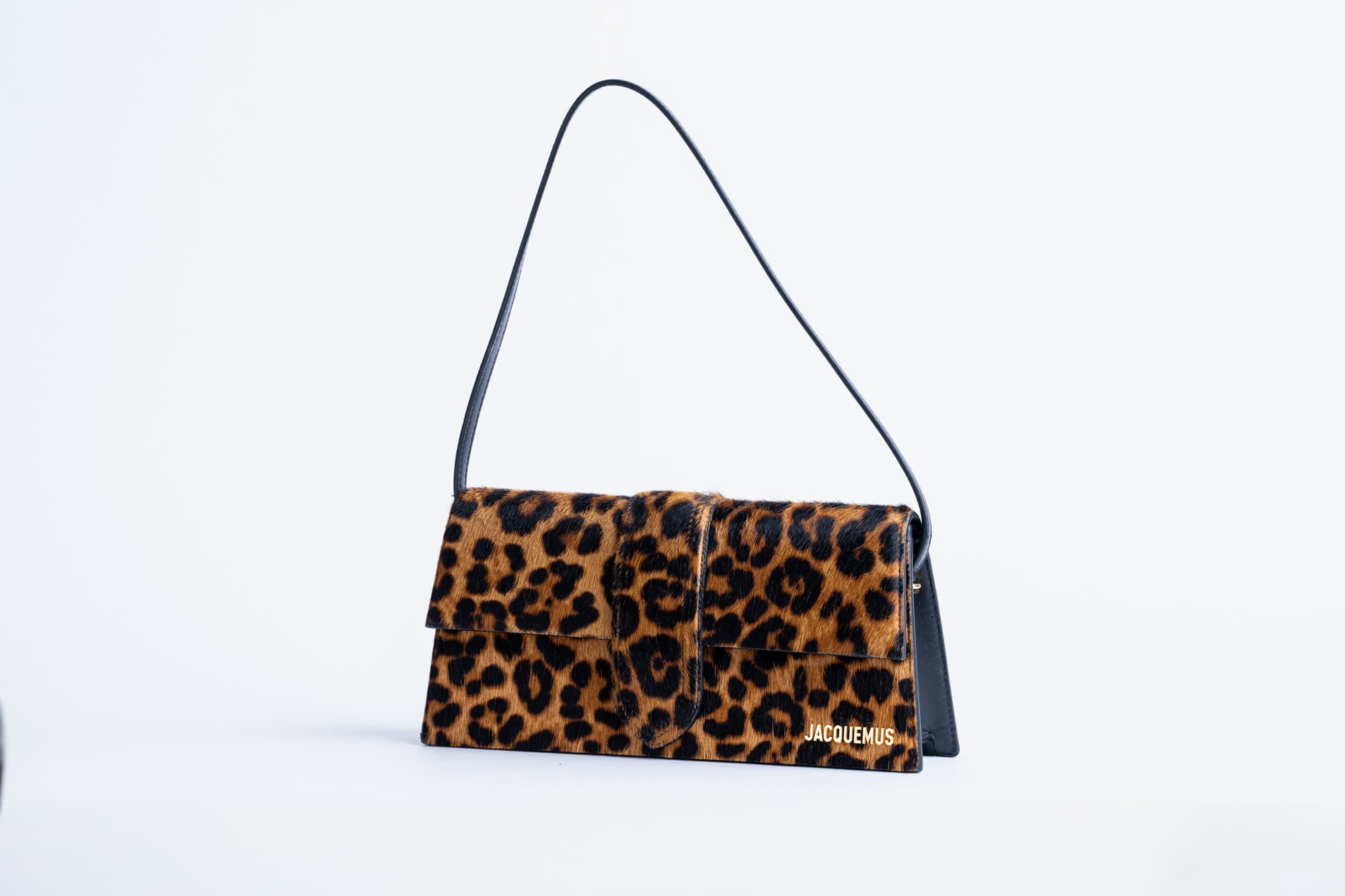 Location et vente de vêtements et sacs à main de luxe chez Yvette Showroom